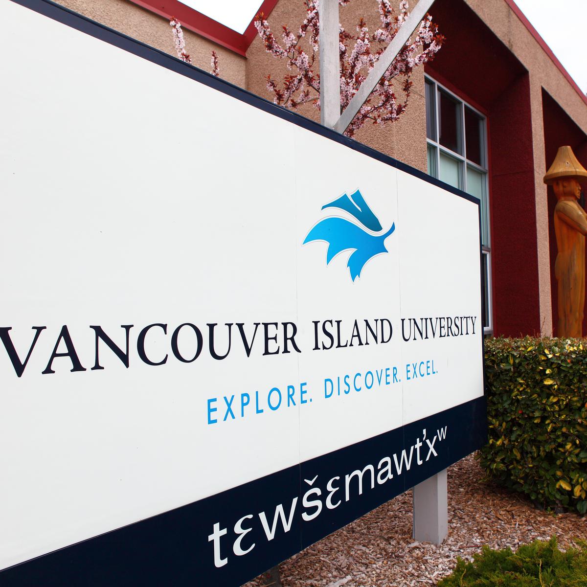 VIU tiwšɛmawtxʷ  campus sign outside