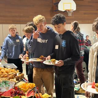Students grab food at tiwšɛmawtxʷ