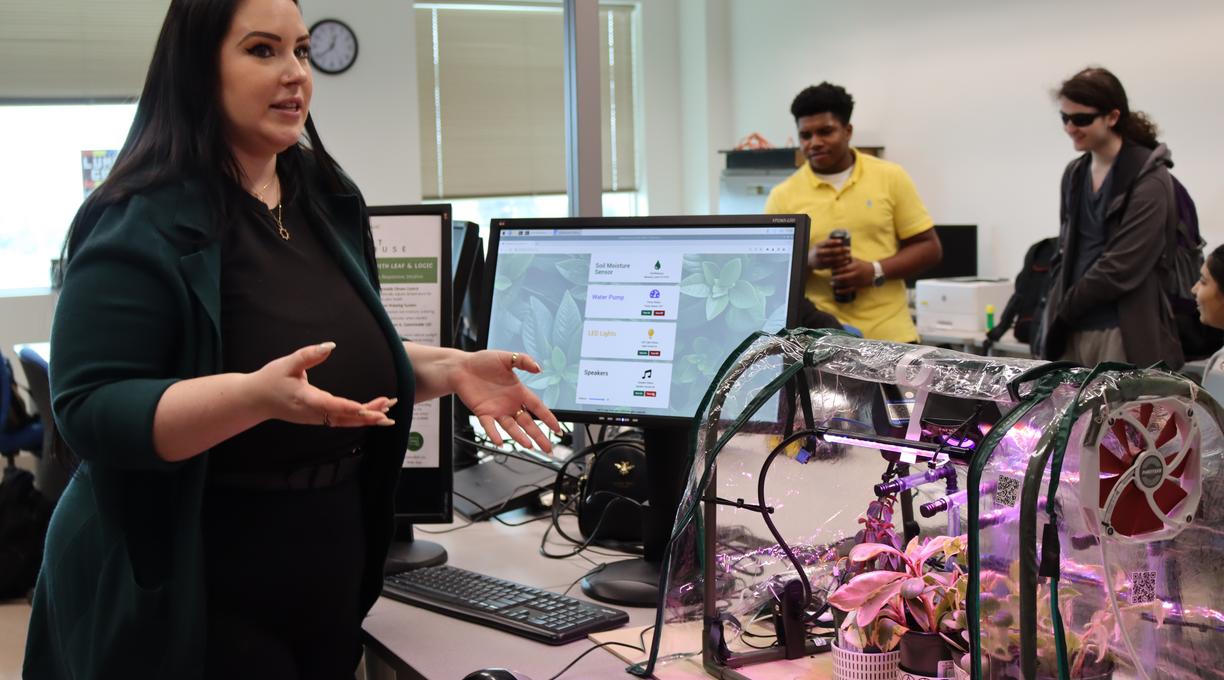 a student at the ITAS fair showing and talking abut their project