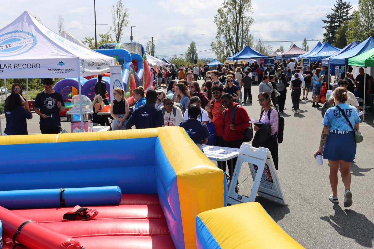 srudents outside enjoying the rock viu connect fair